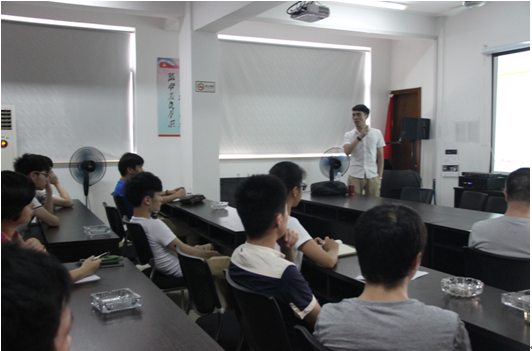 鄭老師在講授電子商務發展趨勢